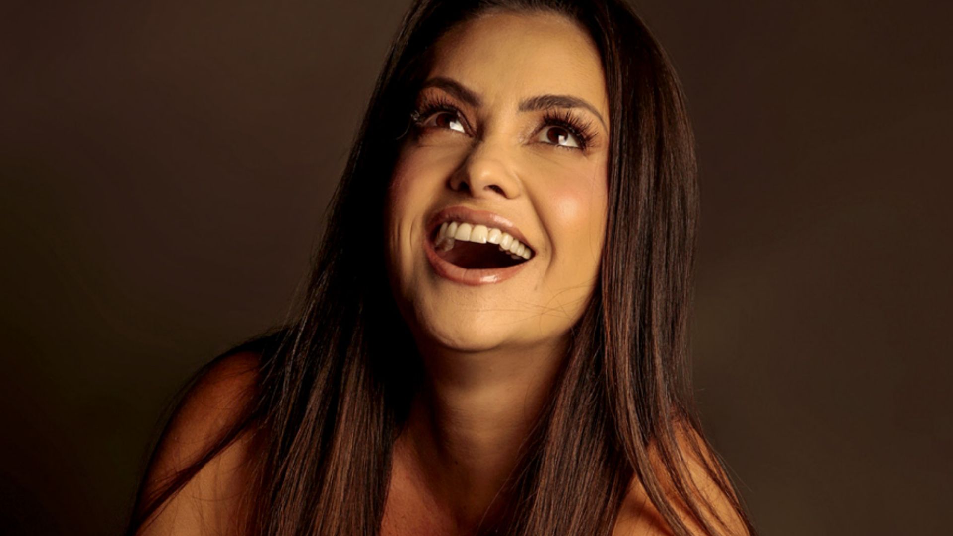 Atriz que sonha em viver vilã de novela revela paixão por astro do rock; saiba mais