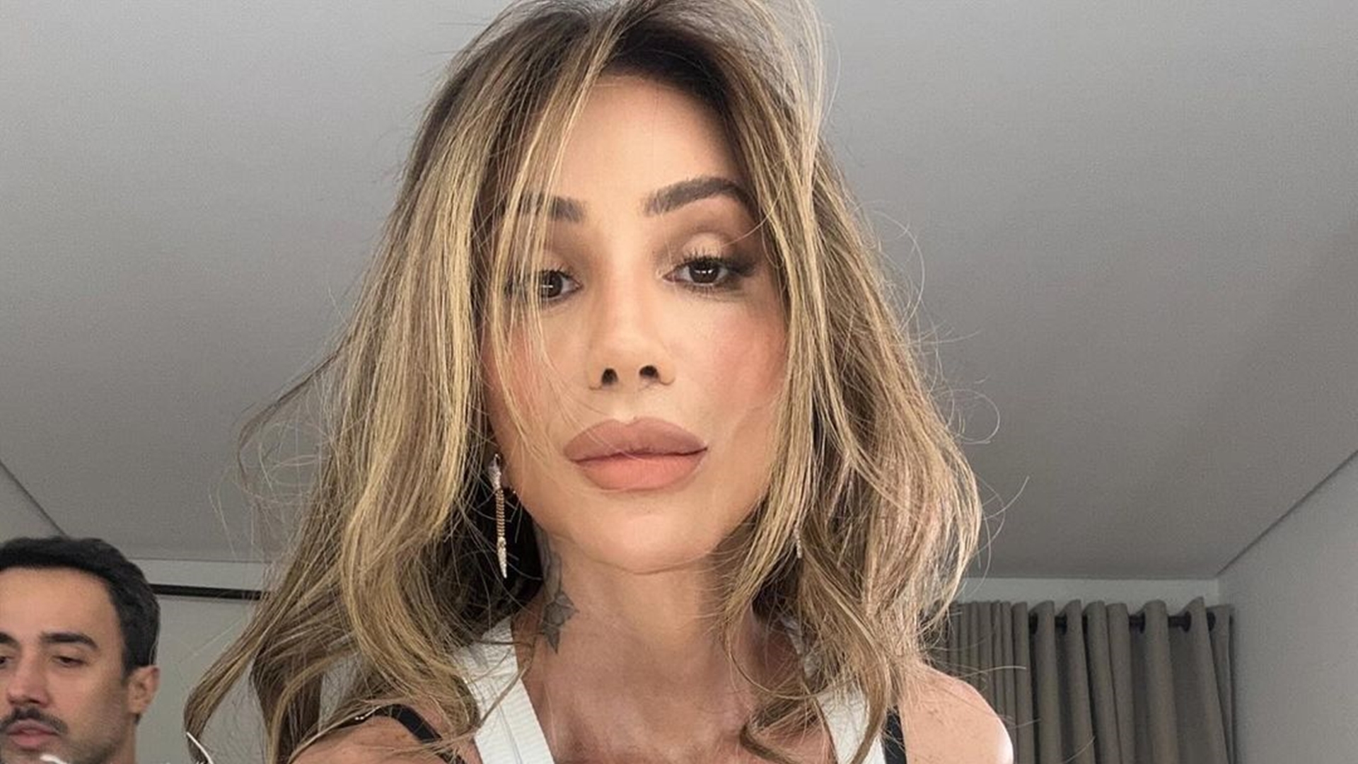 Maya Massafera se atrapalha e fala pela primeira vez em vídeo