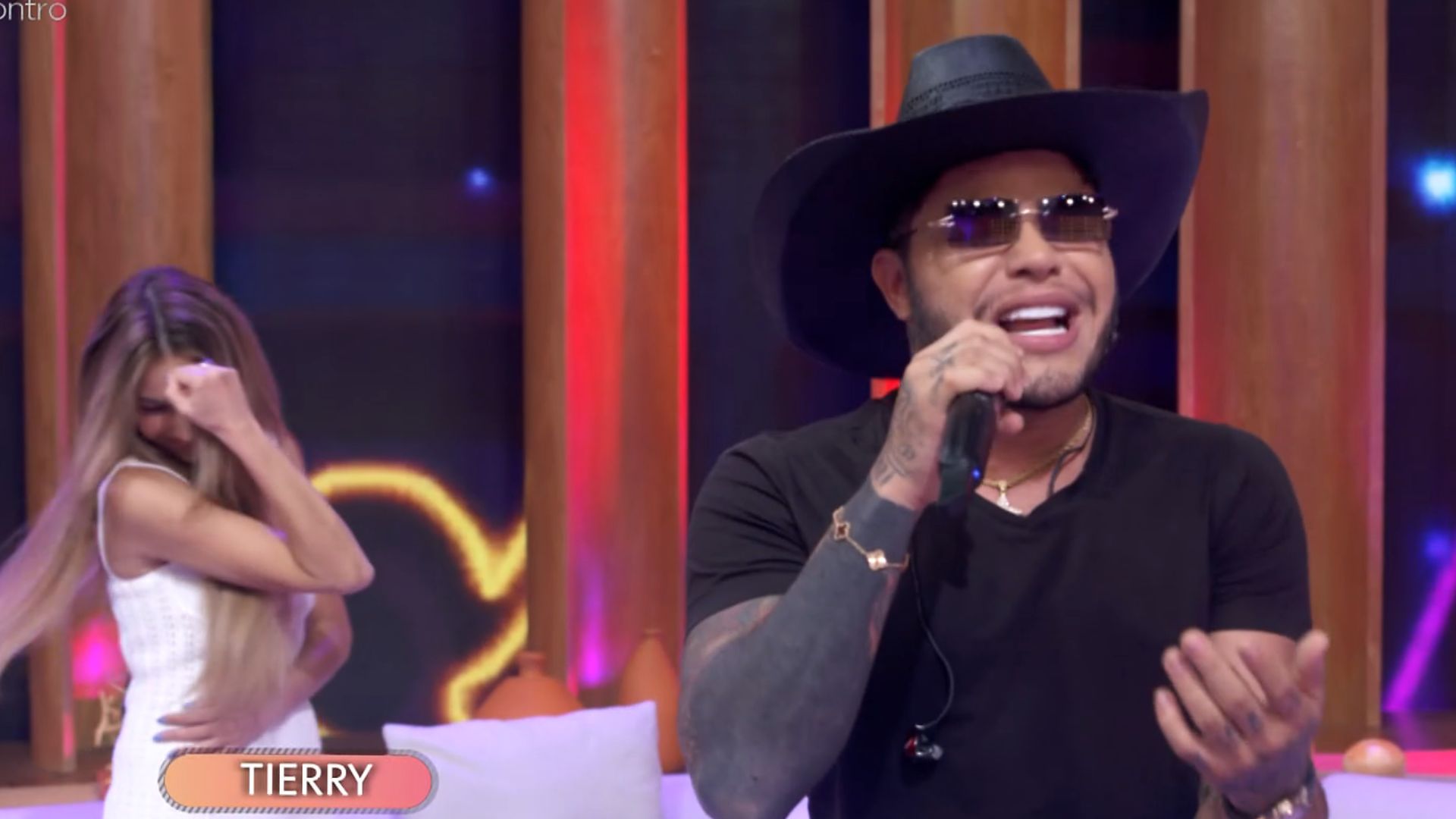 Tierry canta no ‘Encontro’ e web não perdoa mudança em voz: “Que horror”