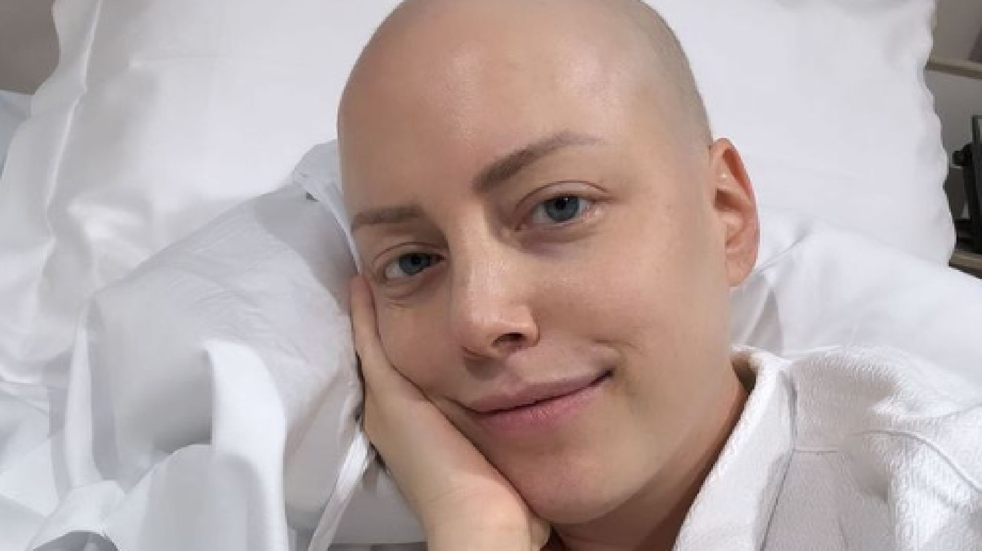 Internada, Fabiana Justus lamenta passar Dia dos Namorados no hospital: “Zicas”