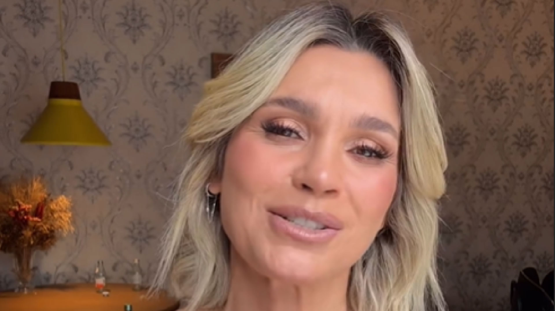 À beira dos 50, Flávia Alessandra reflete sobre vida pessoal: “No porão de casa”