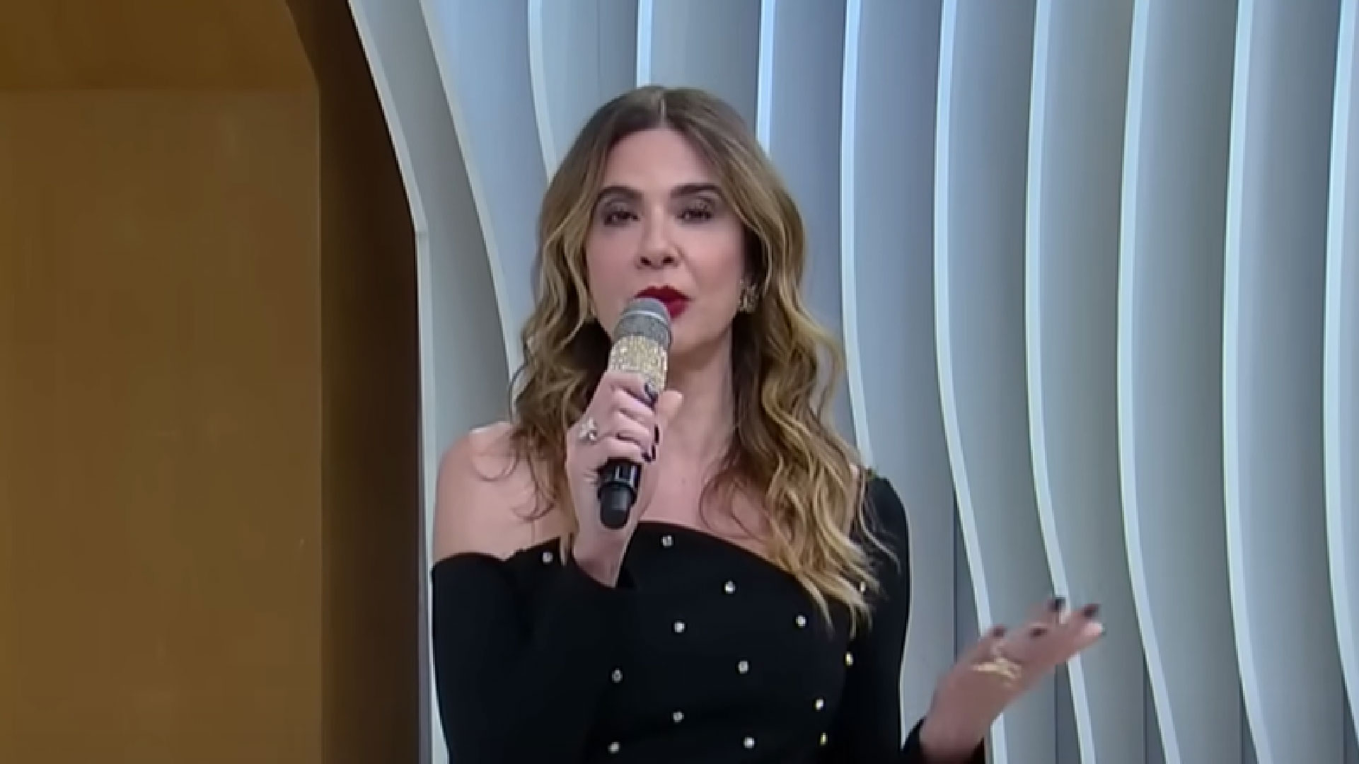 Luciana Gimenez rebate críticas após assumir demissexualidade: “Todo mundo”