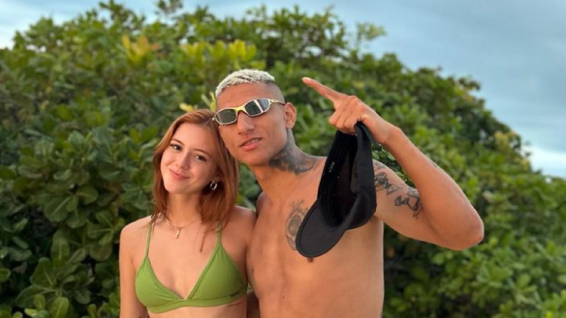 Curtindo férias no México, Richarlison troca alianças com a namorada