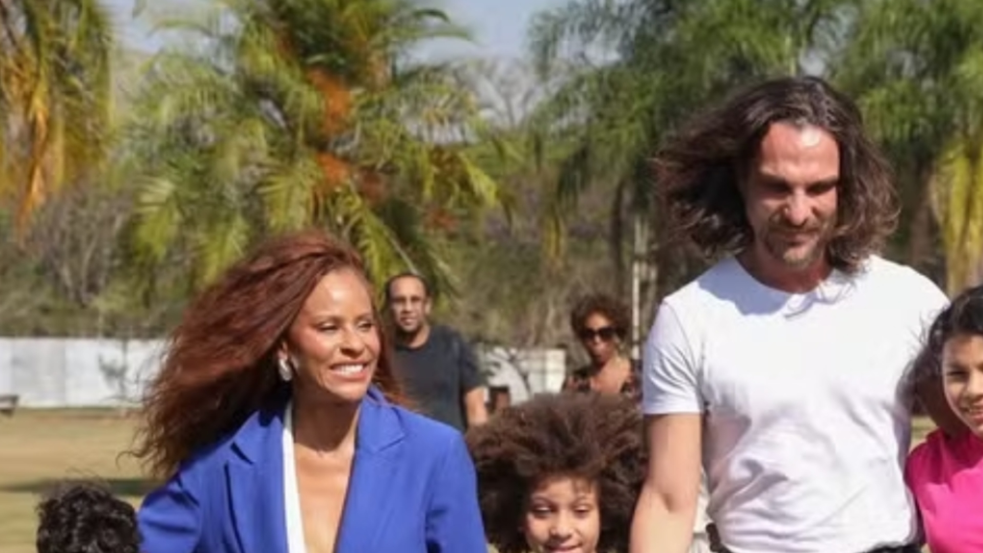 Juntos! Aline Wirley faz primeira aparição pública com os filhos em evento