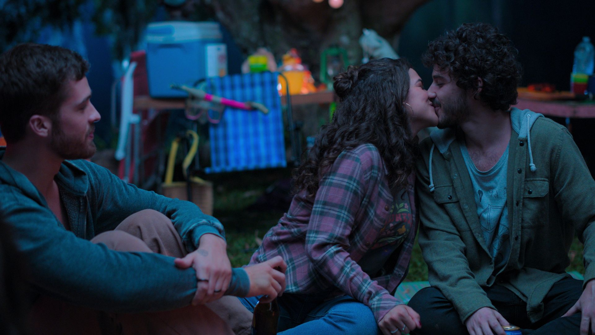 Anita vive triangulo amoroso com Joel e Fabrício no trailer da 3ª temporada de De Volta aos 15