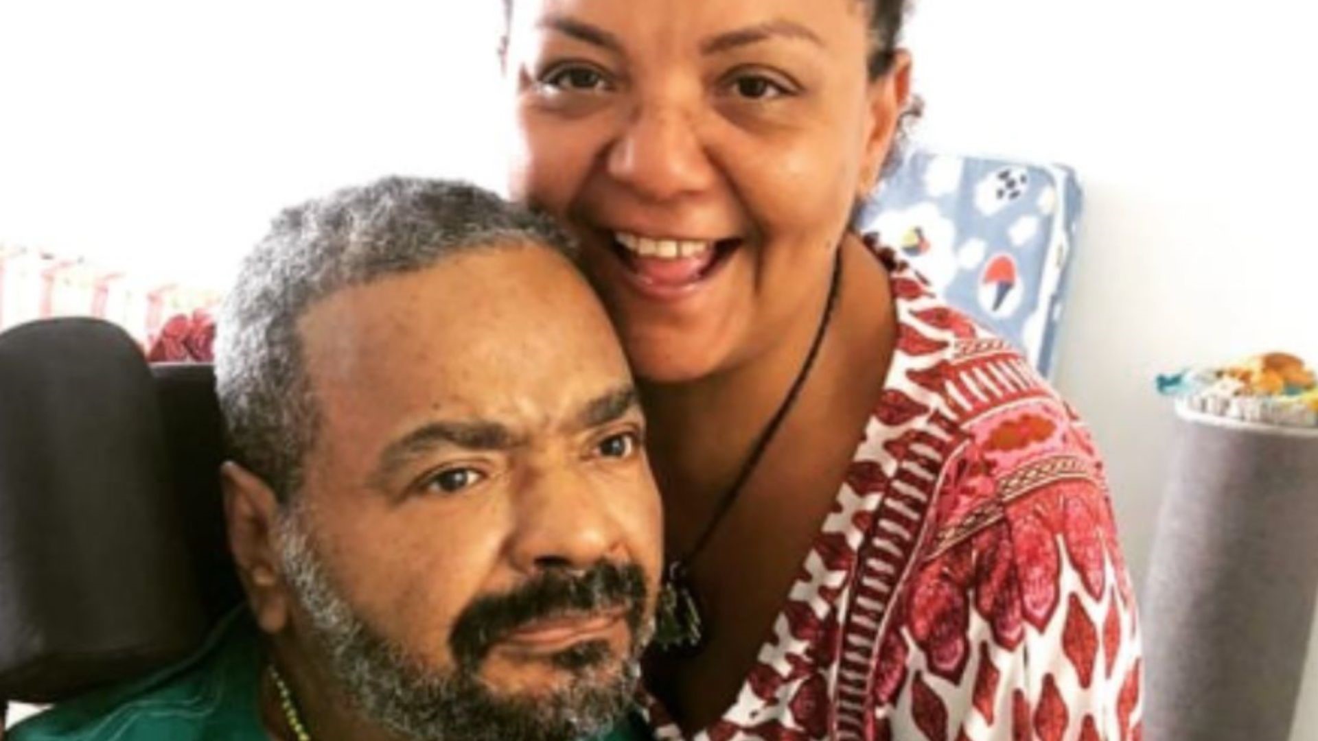 Com ajuda da esposa, Arlindo Cruz surge tocando banjo e emociona a web: “Ternura”