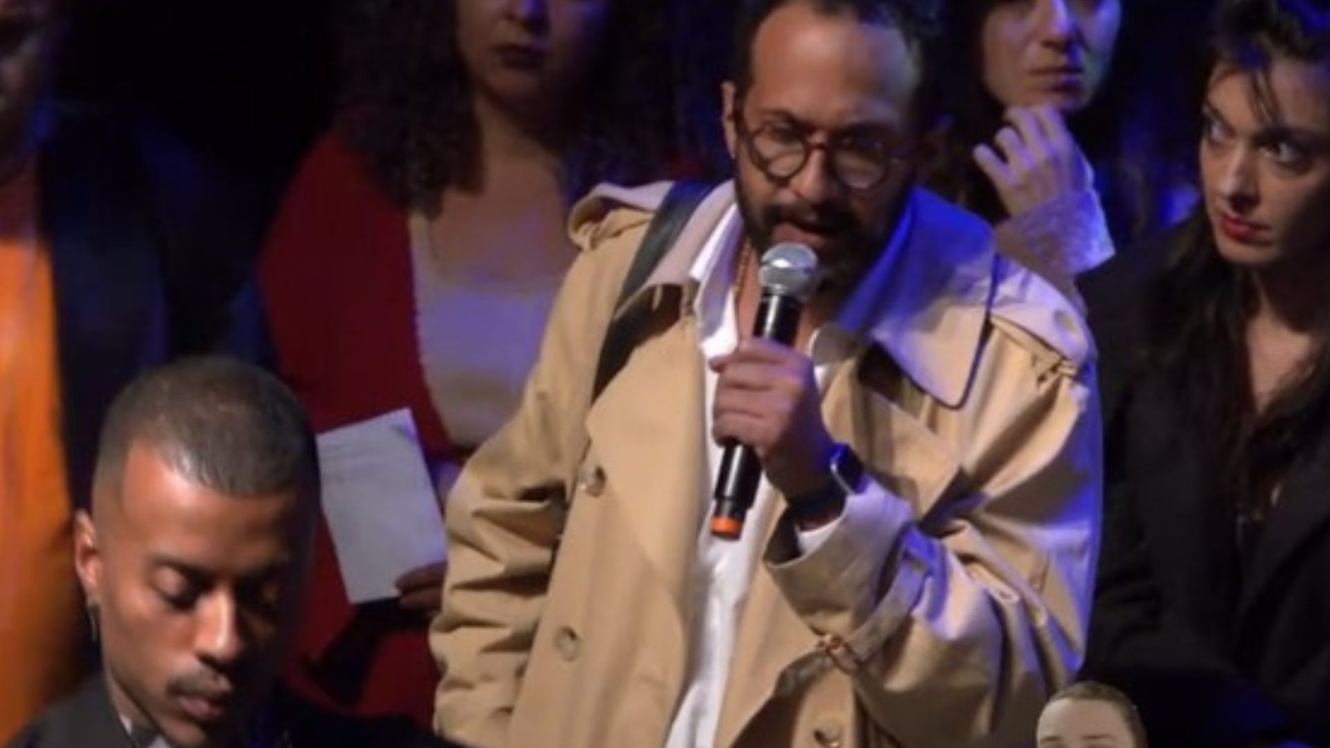 Ator é acusado de roubo no palco em premiação em SP e denuncia racismo: “Tive que abrir”