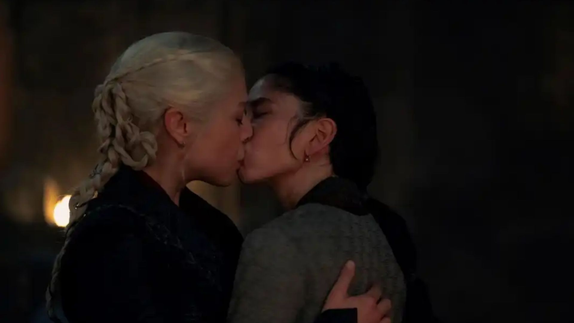 Beijo entre Rhaenyra e Mysaria em “A Casa do Dragão” não estava no roteiro