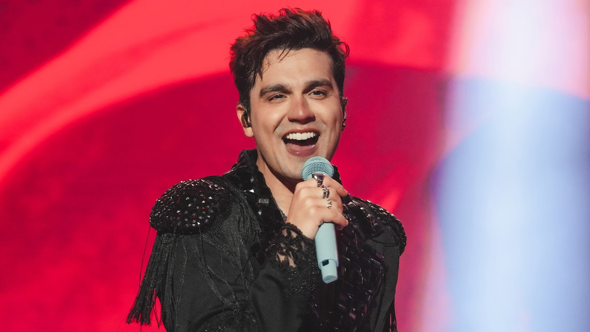 Luan Santana exige celulares lacrados e plateia de preto em gravação de novo ábum