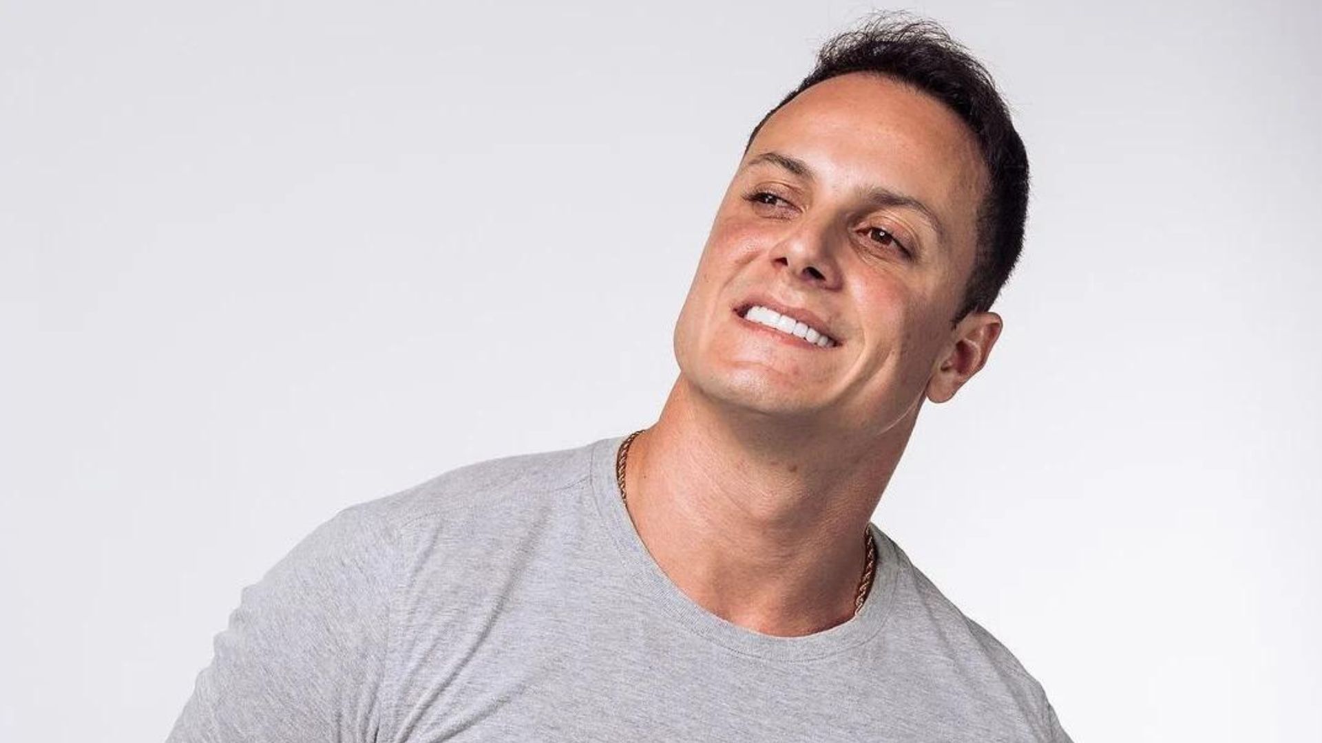 Participante expulso de A Grande Conquista segue atrás das grades e dá cano na Record