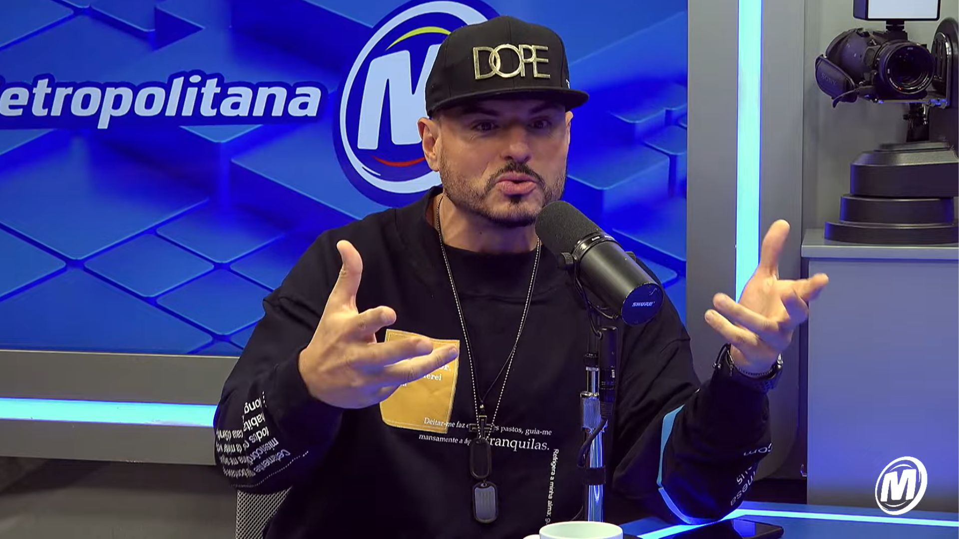 Carlinhos Mendigo perde a linha e bate boca ao vivo após ser confrontado por fala transfóbica