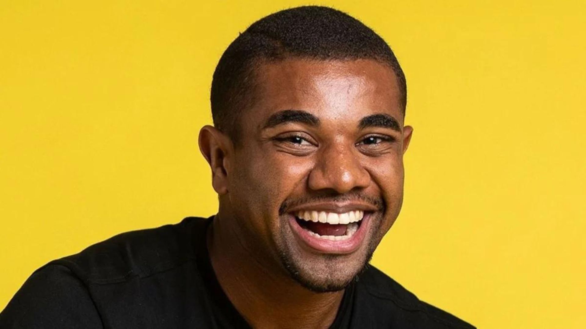 Davi Brito irrita direção da Globo ao fazer propaganda de apresentador da Record