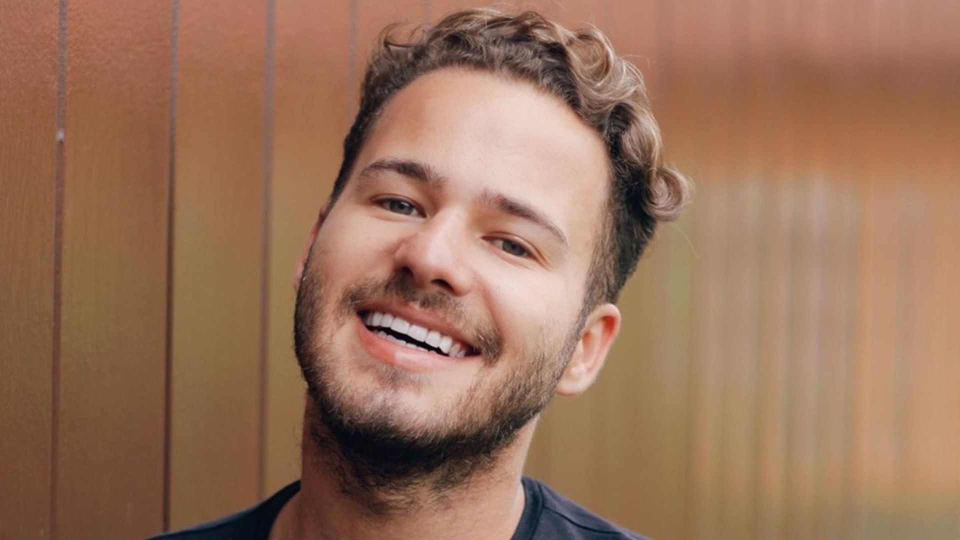 Influenciador é processado por perseguir, difamar e importunar ex-namorado pelo Grindr