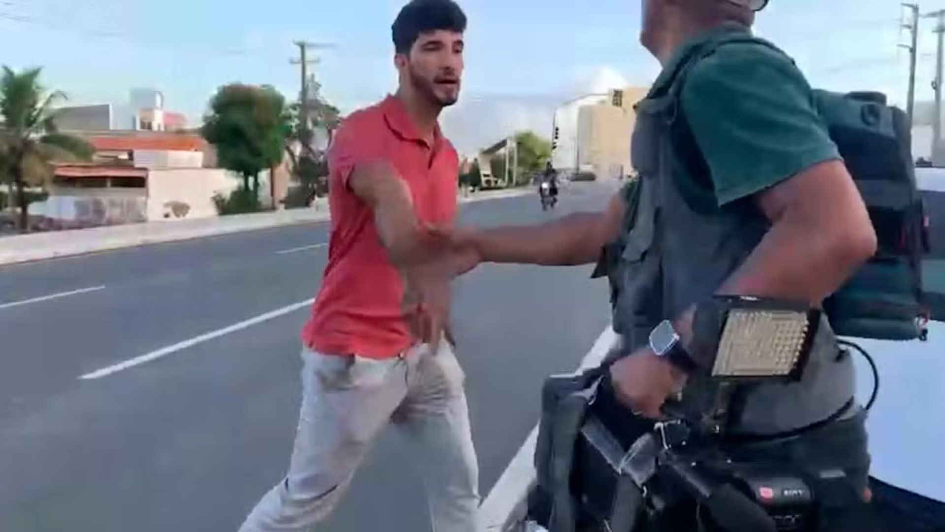 Equipe da Globo é agredida ao vivo por pré-candidato a vereador; assista
