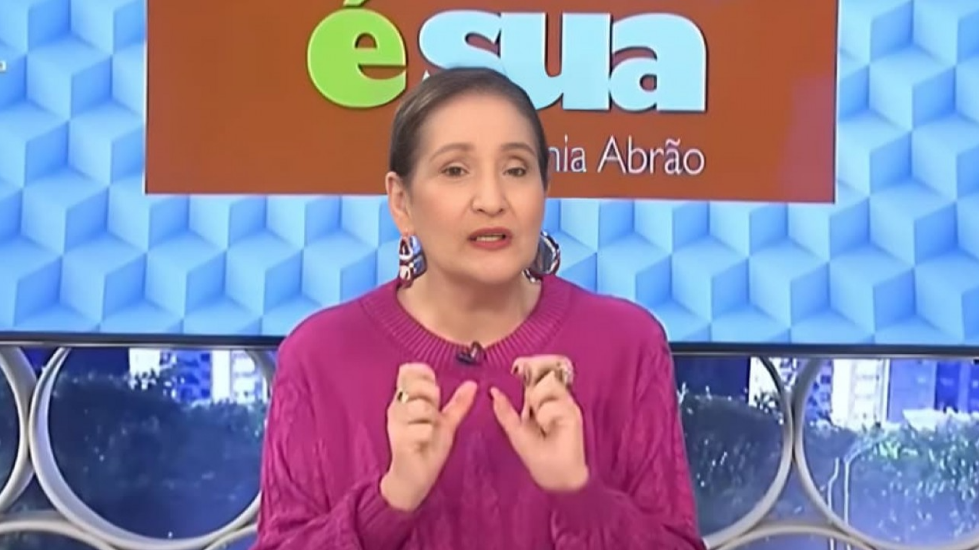 Sonia Abrão rompe silêncio após tombaço ao vivo: “Quando vi, já estava no chão”