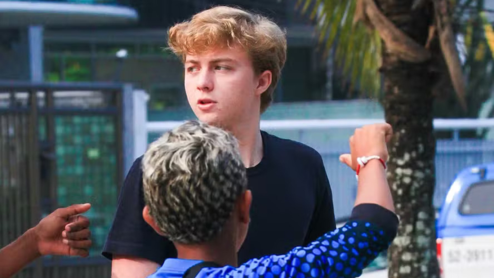 Filho de Angélica e Luciano Huck é clicado durante passeio no Rio
