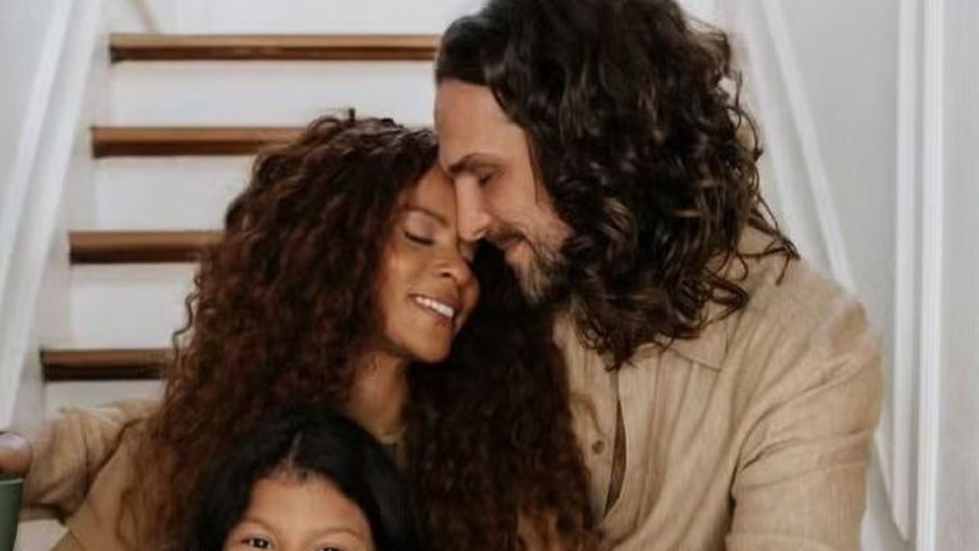 Aline Wirley e marido apresentam filhos adotivos e web reage: “Muito parecidos”