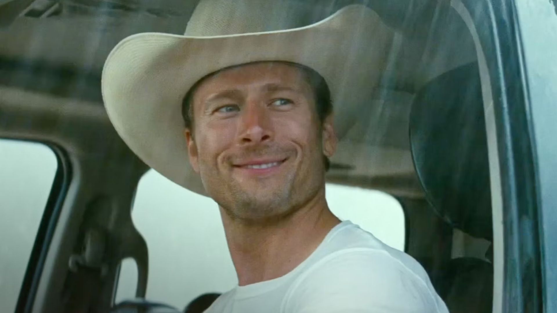 Glen Powell revela que pais apareceram em todos os filmes que já estrelou