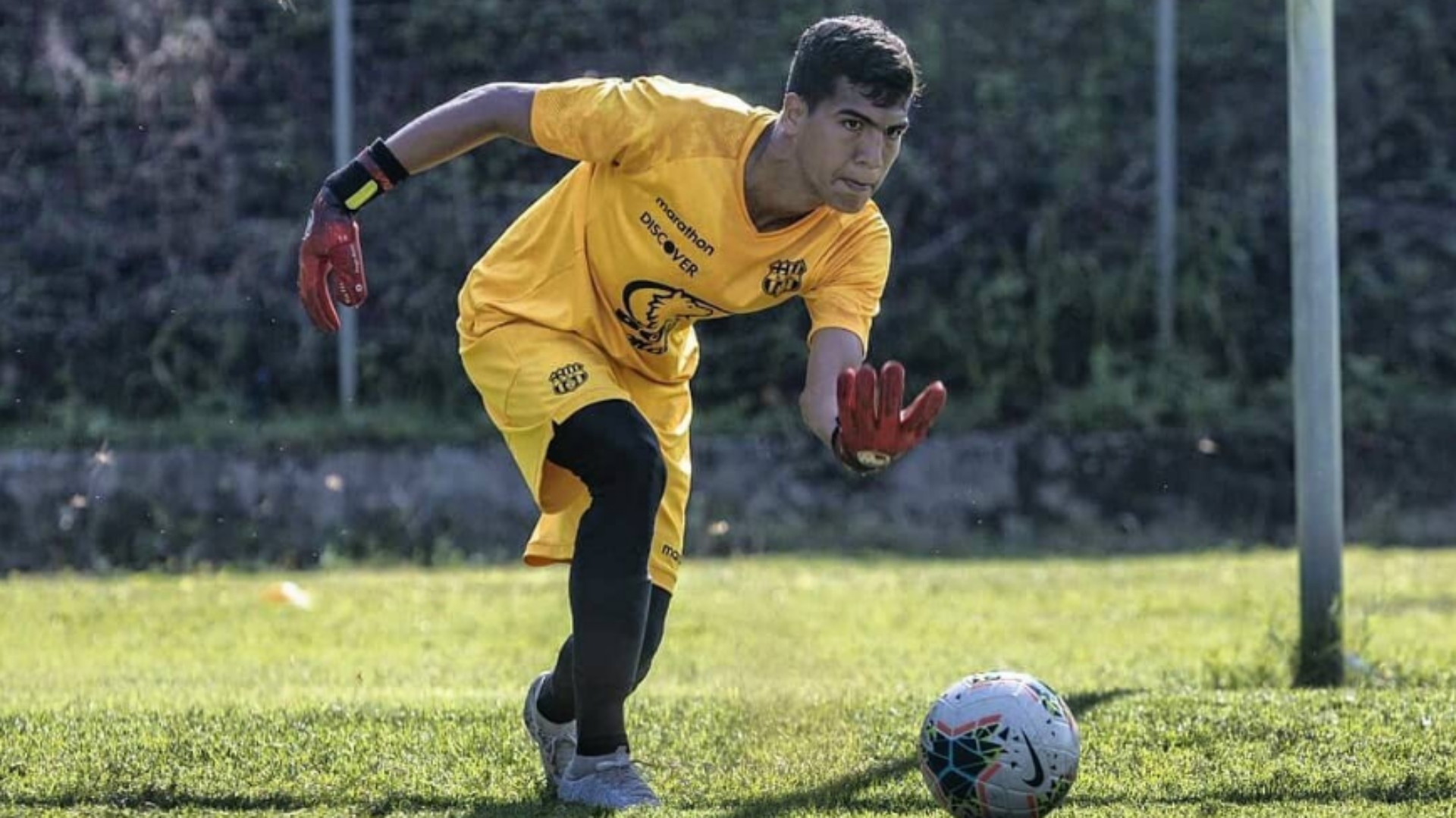 Time nega morte de goleiro de 20 anos, mas expõe estado crítico: “Não está morto”