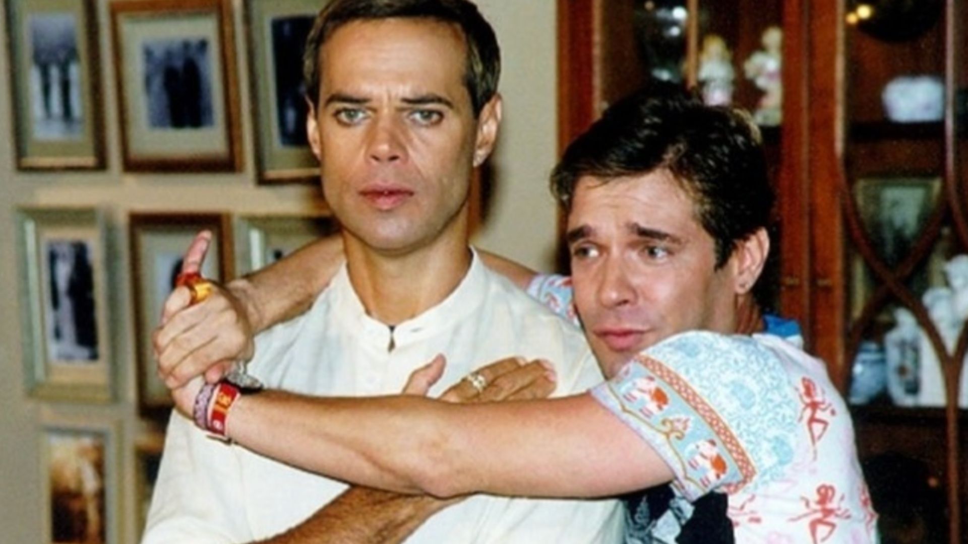 Ator levou tombo em cena de novela e causou revolta de grupo gay