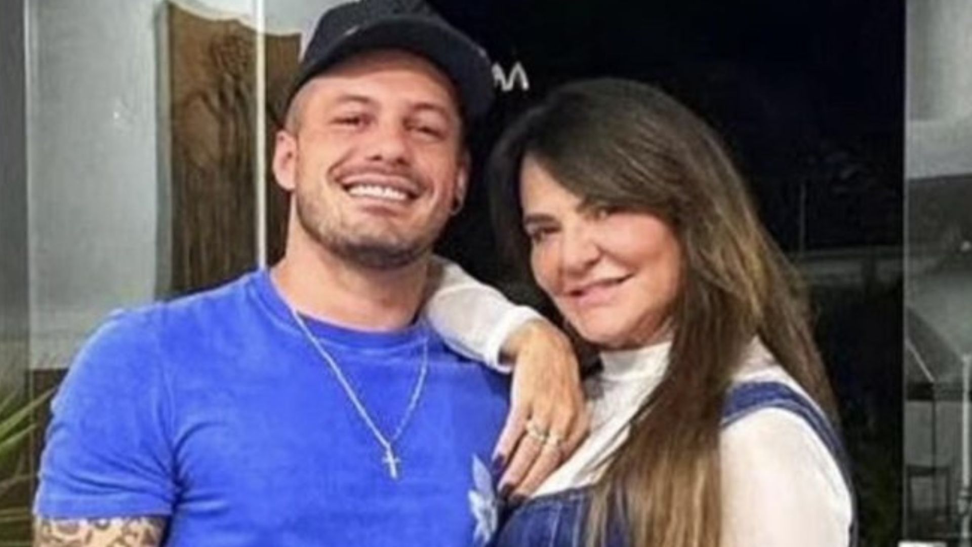 Mãe de Isis Valverde comemora um ano com namorado 30 anos mais novo: “Amor”