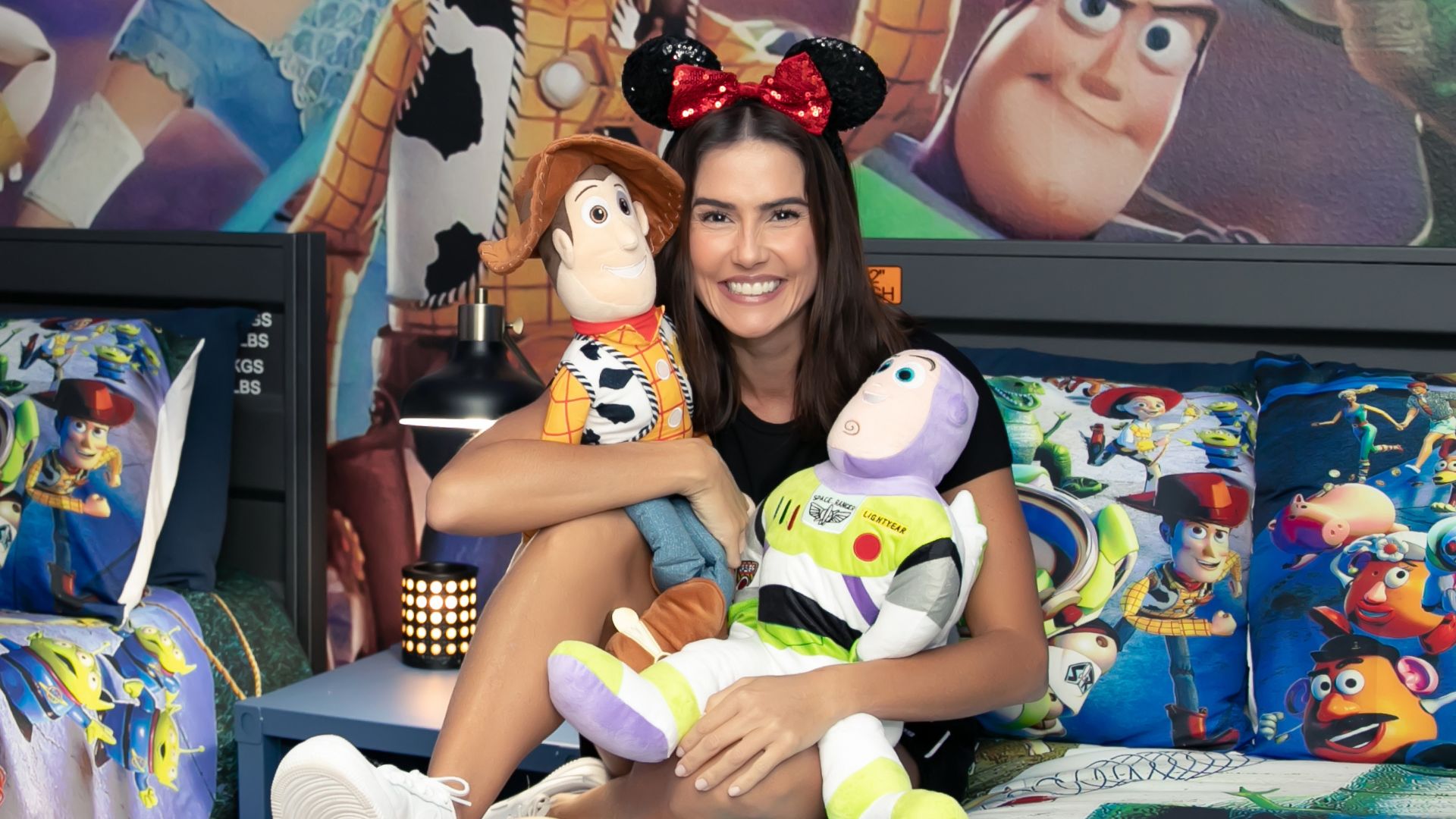 Mansão temática de Deborah Secco pode ser alugada nos EUA; valor do aluguel é absurdo