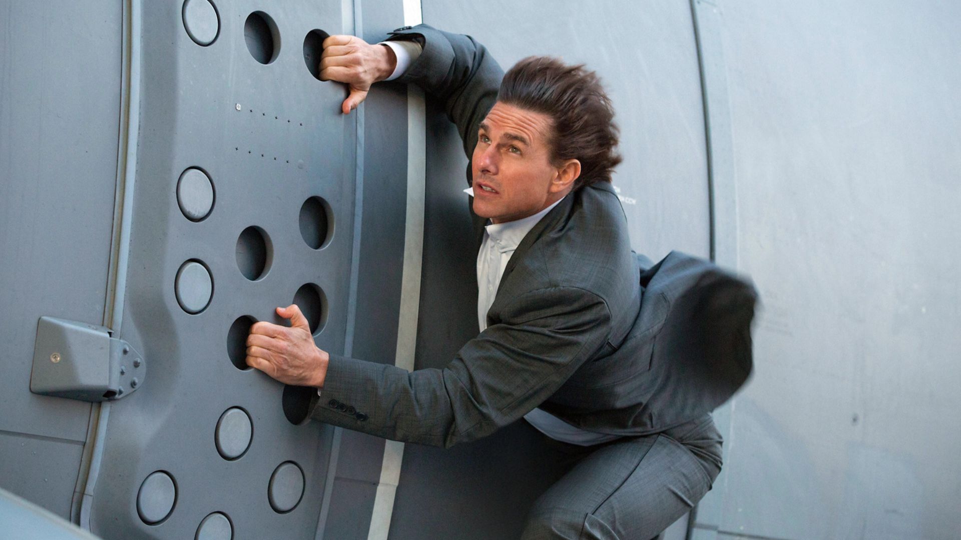 Tom Cruise se pendura em avião para gravar cena de Missão: Impossível 8