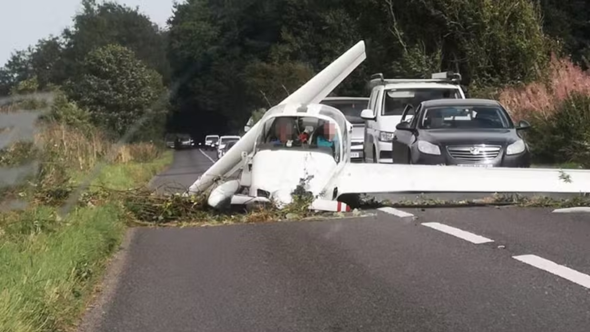 Avião de pequeno porte cai no meio da estrada e vítimas são socorridas; saiba mais
