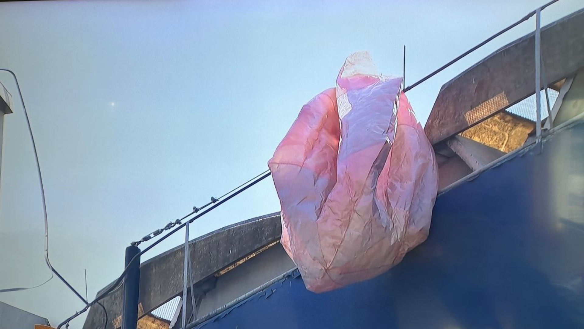Perigo! Balão cai no SBT e jornalista alerta sério risco: “Grandes incêndios”