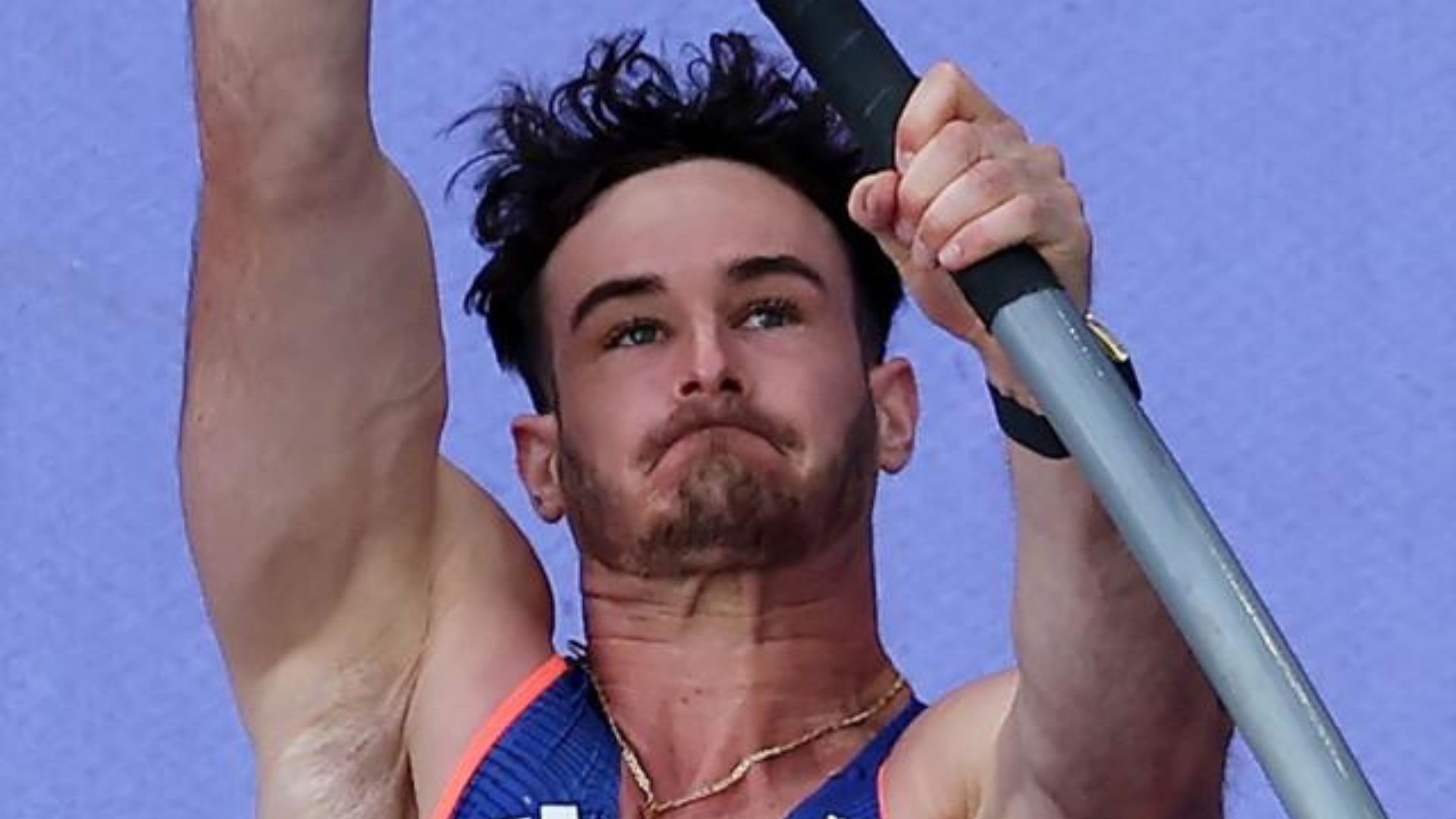 Atleta recebe proposta de site pornô após eliminação por pênis no salto com vara