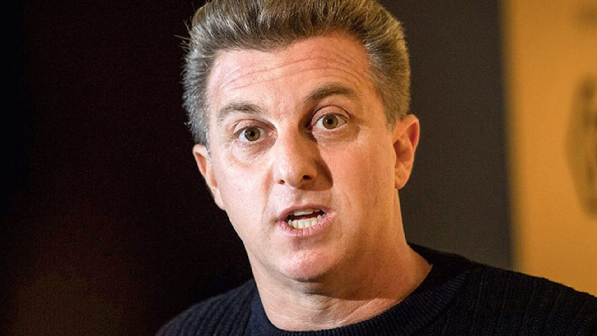 Luciano Huck deixa hotel na Ucrânia às pressas após ataque aéreo: “Parecia um filme”