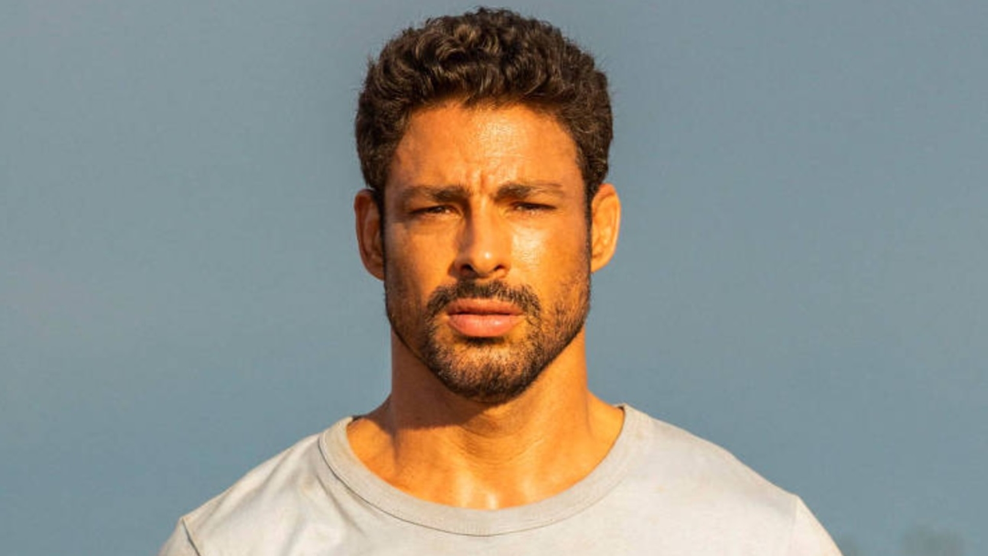 Cauã Reymond posa sem camisa, suado e causa surto: “Mulheres casadas que vão para o inferno”