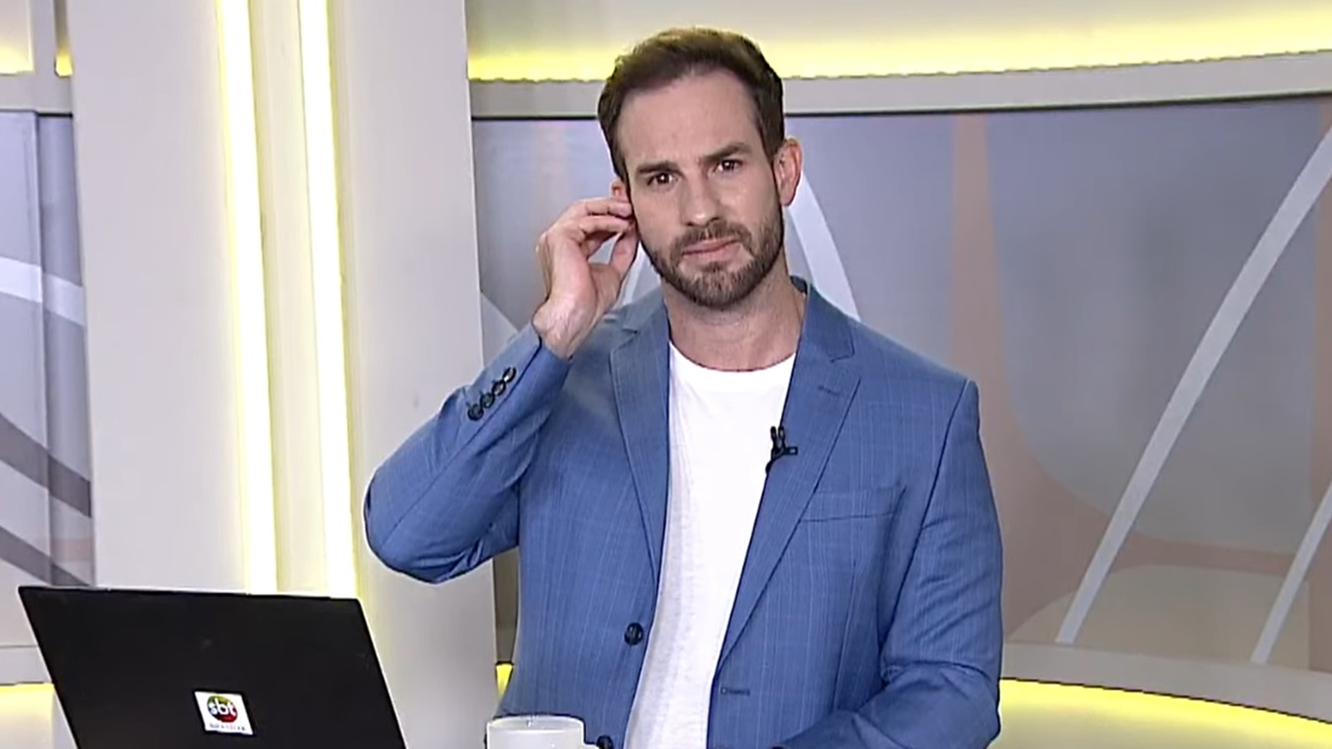 Jornalista do SBT se revolta com notícia, se assume gay e confronta: “Vai me xingar também?”