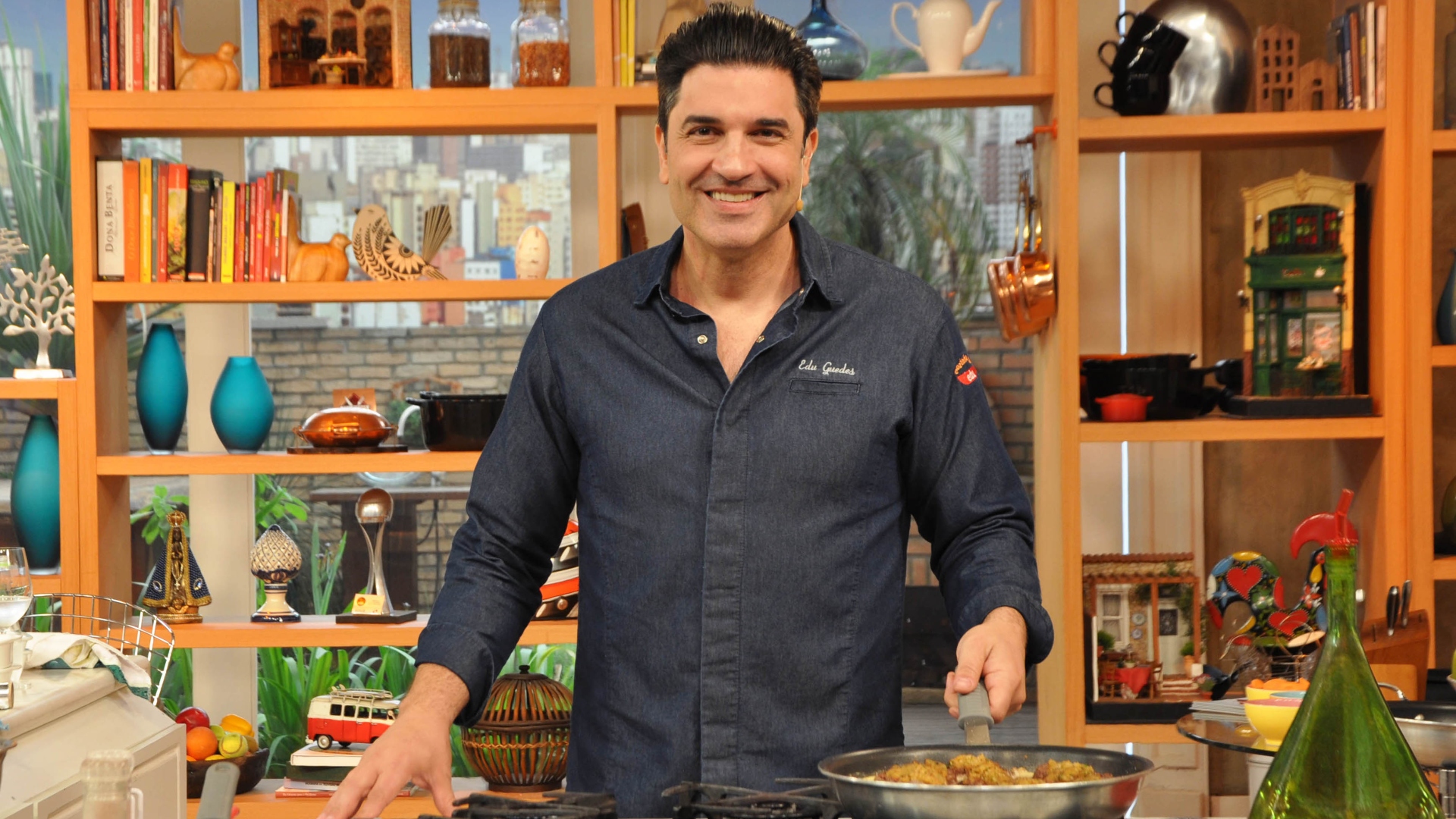 De volta! Após 4 anos, Edu Guedes é recontratado pela Rede TV!: “Mais uma vez”