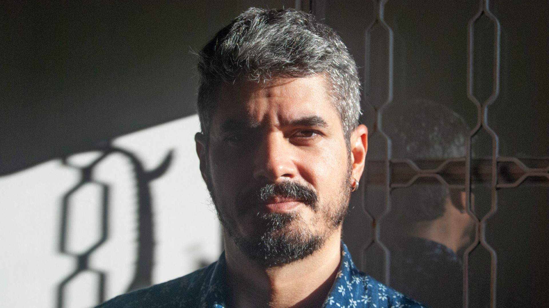 Em Estranho Caminho, Guto Parente homenageia o pai em “cinema de autoajuda”