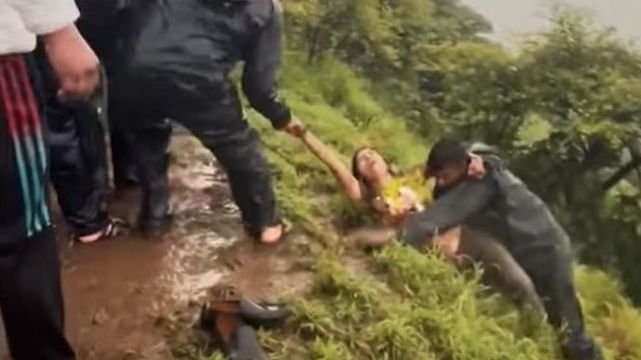 Mulher faz selfie à beira de desfiladeiro e cai de altura de 18 metros