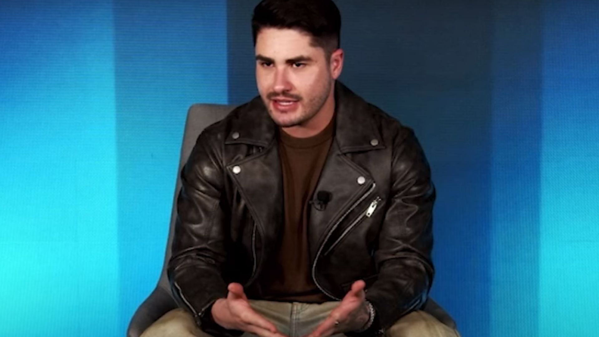 Lucas Souza explica decisão de expor orientação sexual: ‘Sufocado’