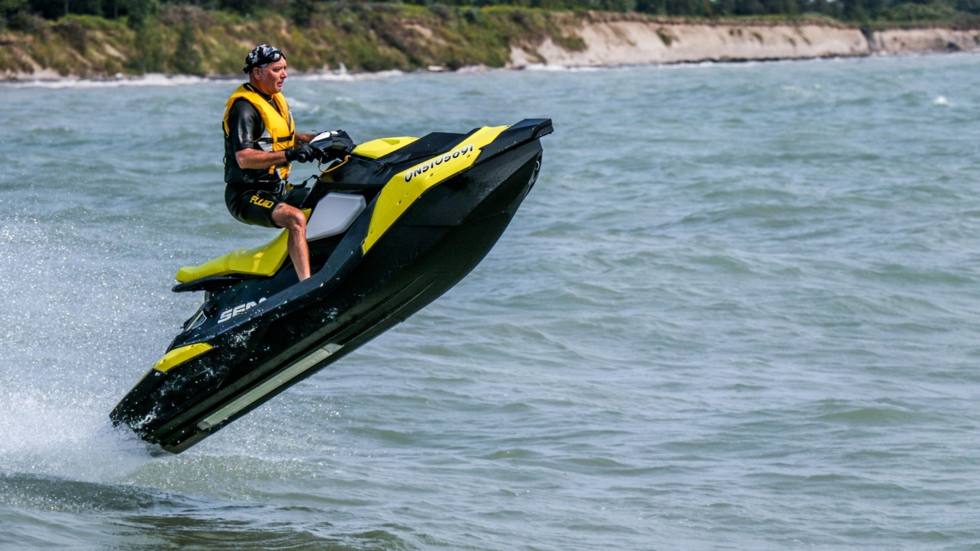 Mãe morre atropelada pelas filhas adolescentes que dirigiam jet ski; saiba mais