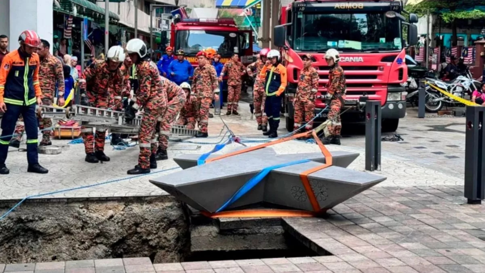 Calçada se abre e mulher desaparece em abismo na Malásia