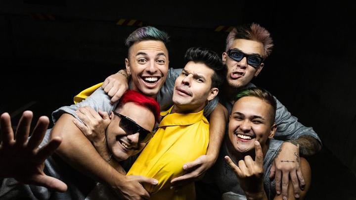 Banda resgata energia de Mamonas Assassinas com outra vibe: ‘Não é cover’