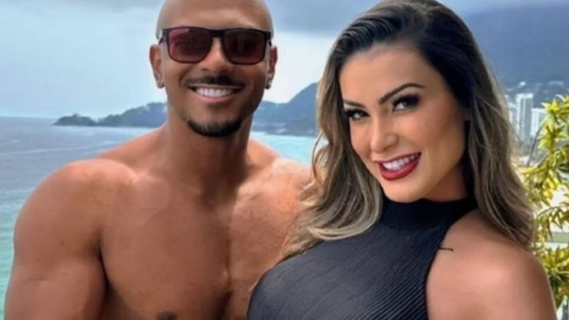 Namorado de Andressa Urach é internado com infecção após ela bifurcar a língua