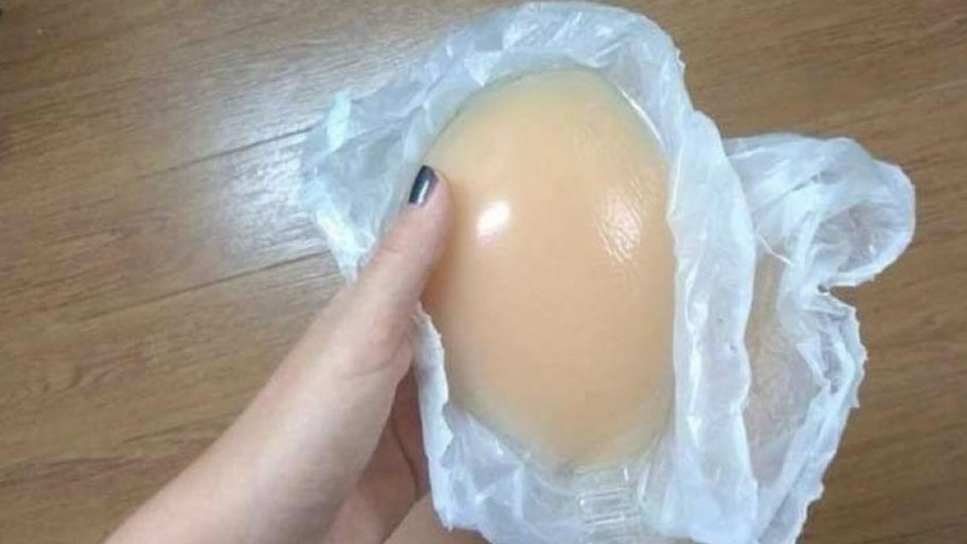 ‘Peito de frango’: Jovem encontra sutiã no congelador após confusão do pai