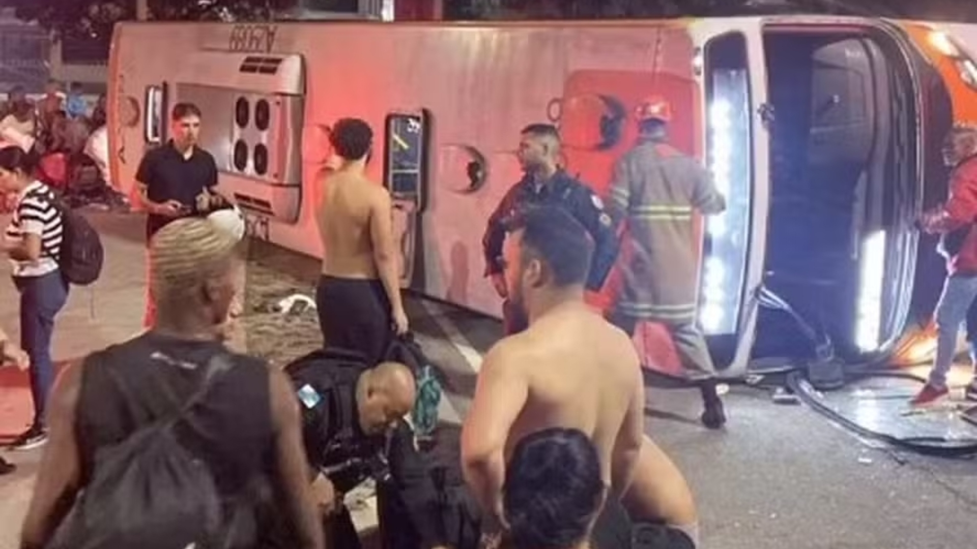 Dois homens e um menino de 8 anos têm braços amputados em acidente de ônibus