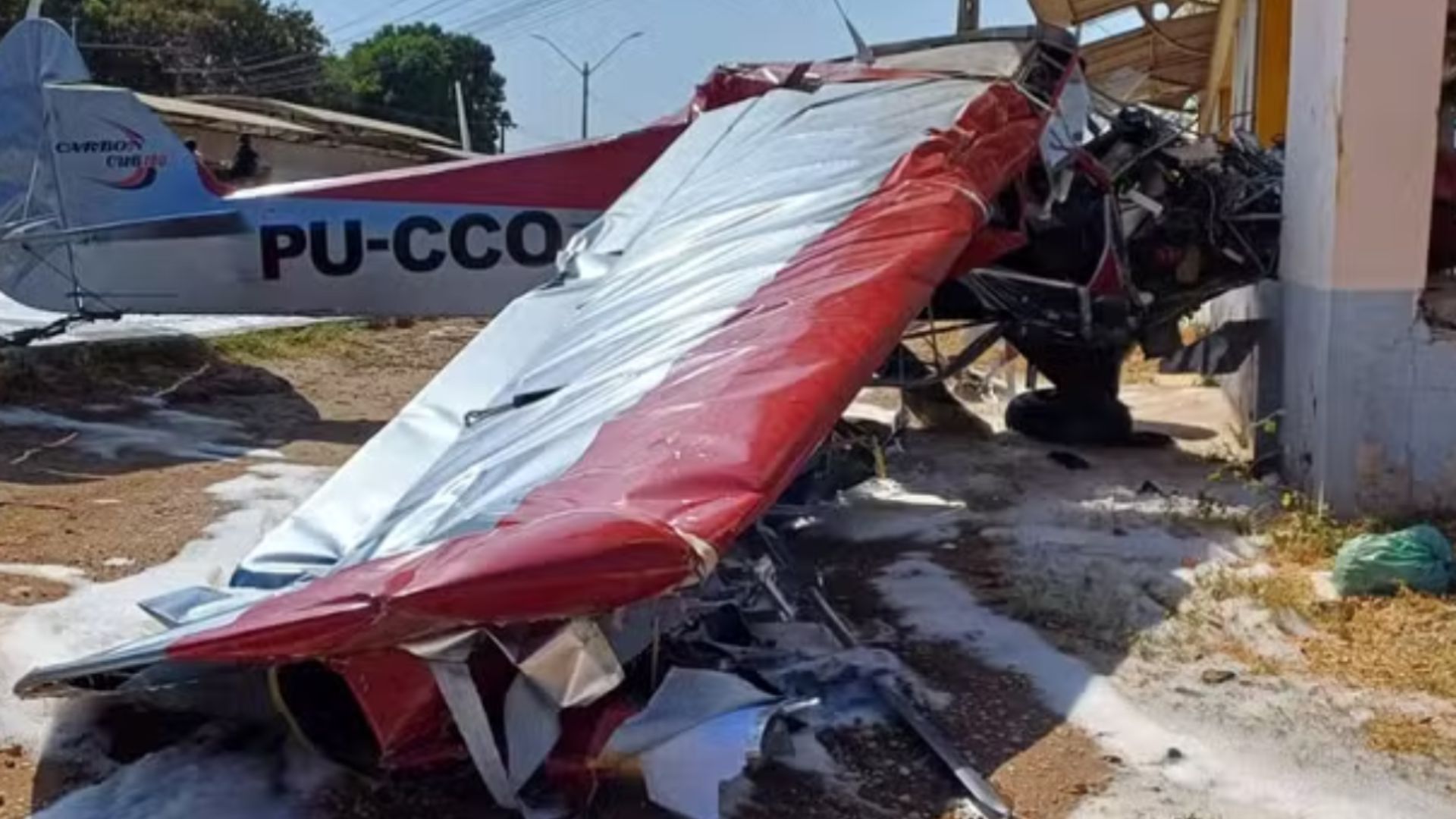 Avião cai e deixa feridos em colisão chocante com van e moto em Teresina