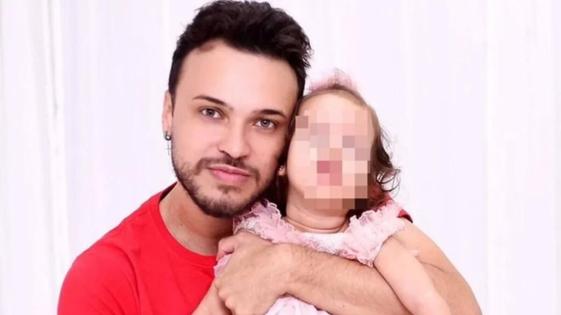 Influenciador acusado de maus-tratos contra filha com paralisia cerebral é solto após um mês