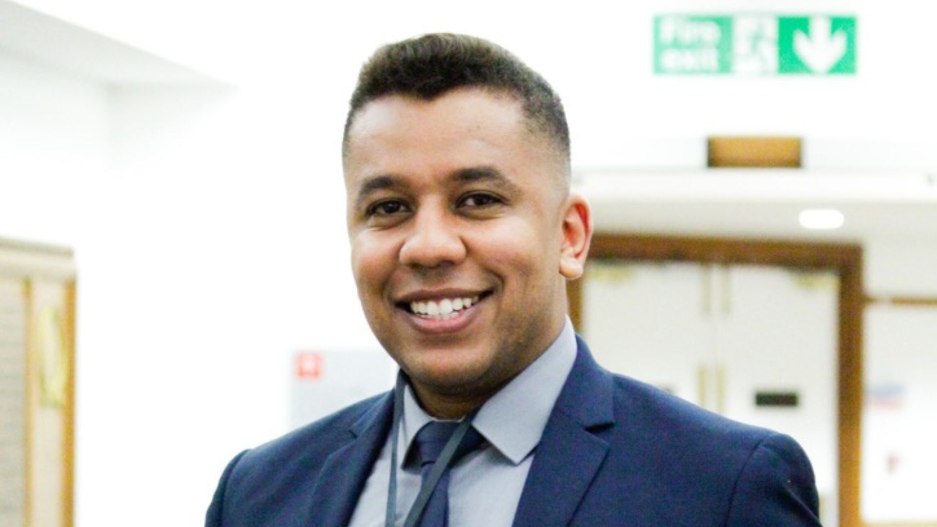 Apresentador vence processo judicial contra CNN Brasil por danos morais e racismo