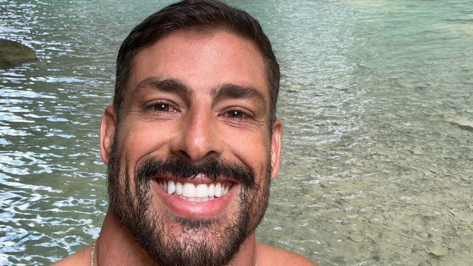 Cauã Reymond atiça os fãs com foto: “Dois reais ou uma cavalgada misteriosa?”