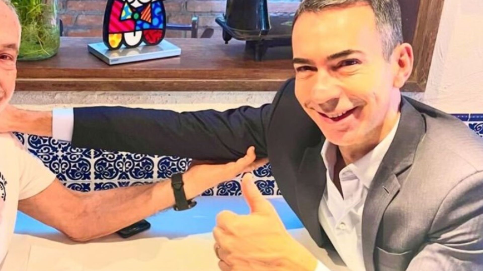 César Tralli posa com o pai e semelhança impressiona web: “Parecido demais”