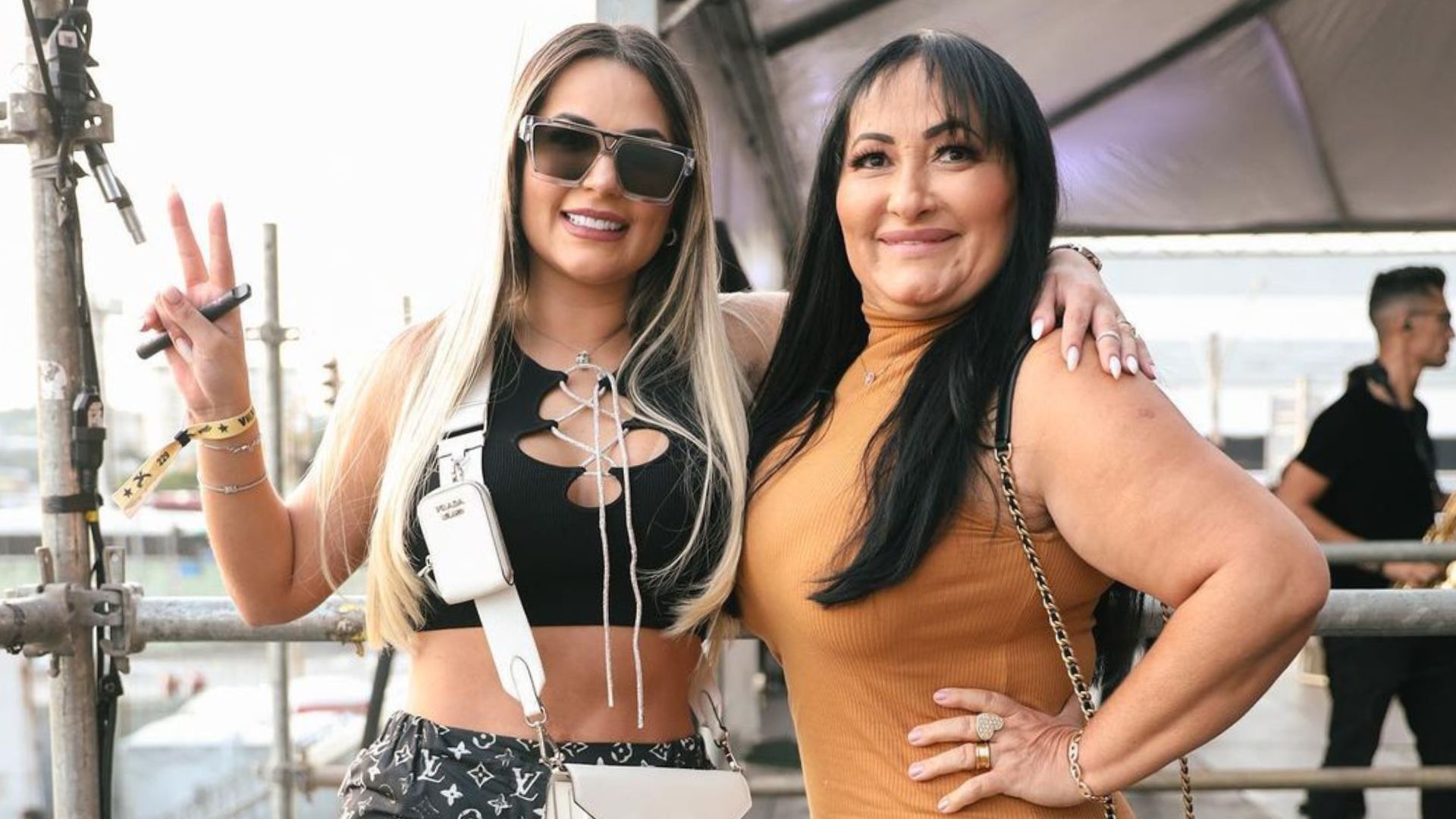 Deolane Bezerra e mãe seguem presas após pedido de liberdade ser negado