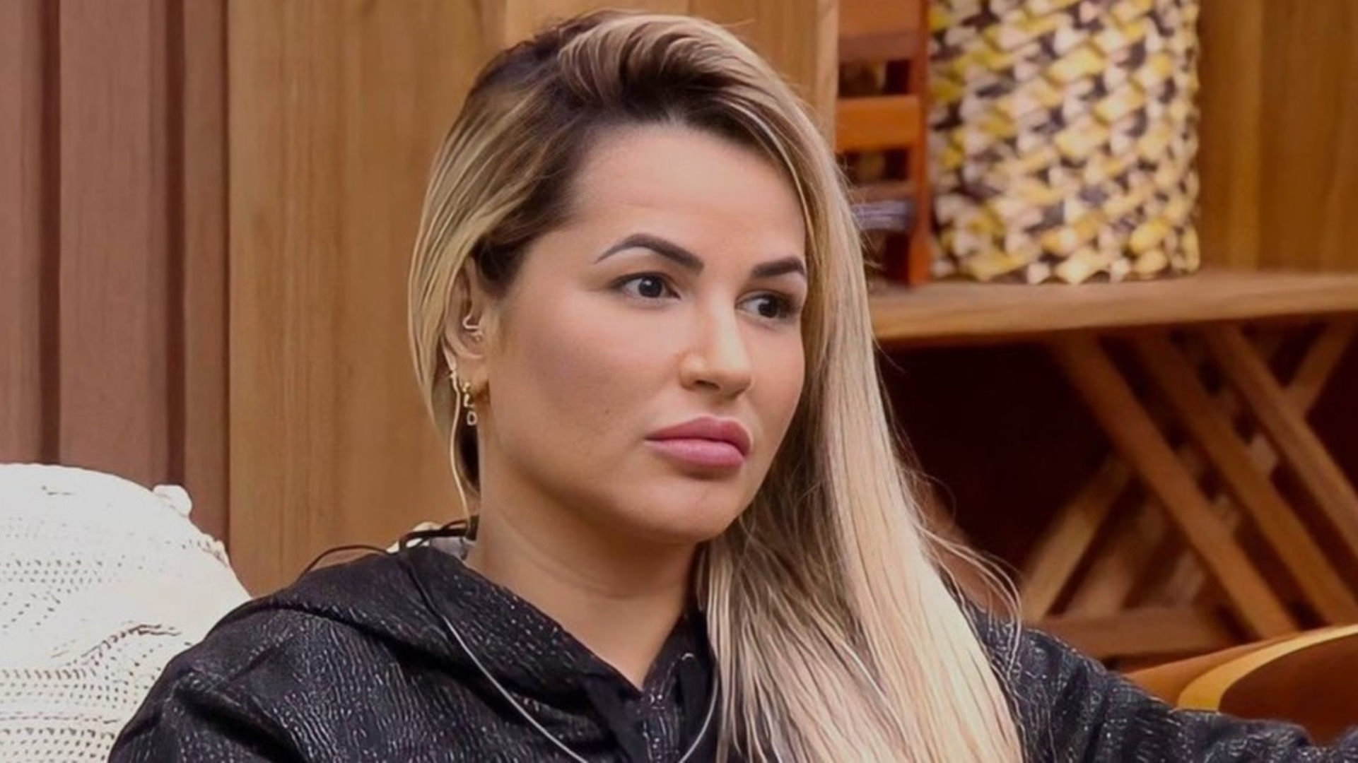 Presa, Deolane vê rede social sofrer alteração inusitada